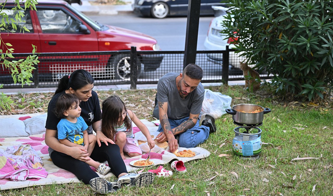  Ev sahibinin 5 katına çıkardığı kirayı ödeyemeyen aile parkta yaşamaya başladı