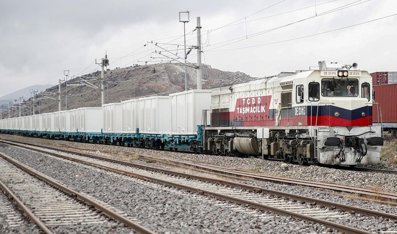 Trenler deprem bölgesine 3 bin vagondan fazla yardım taşıdı