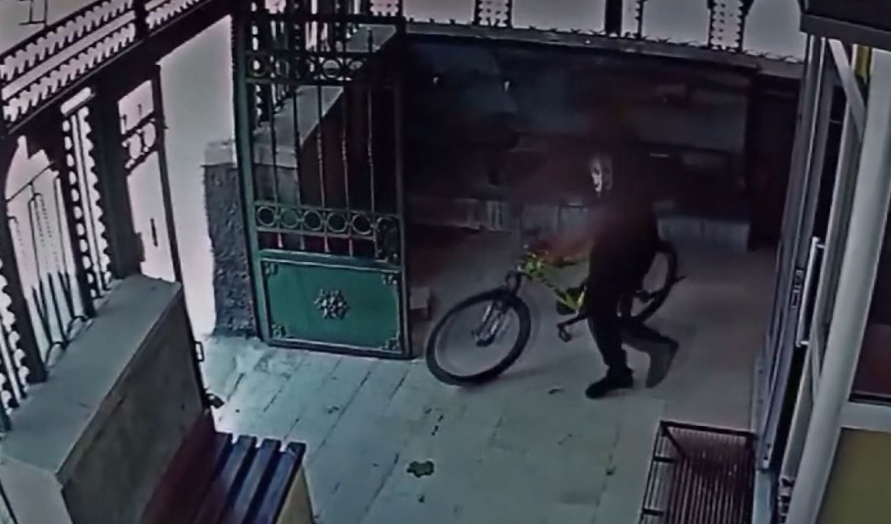 Konya’da cuma vakti bisiklet hırsızlığı kameralara yansıdı