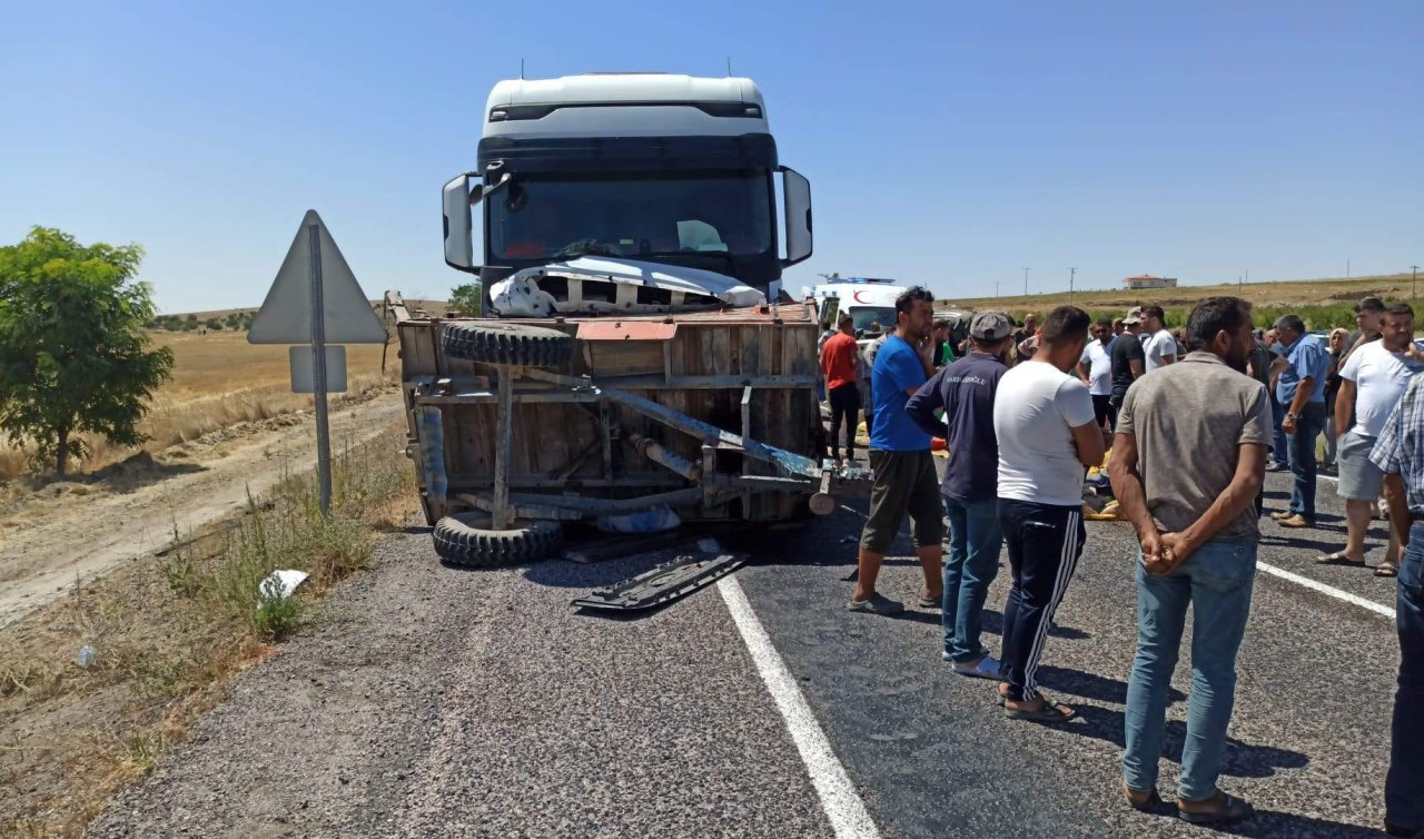  TIR traktöre çarptı: 1 ölü 1 yaralı