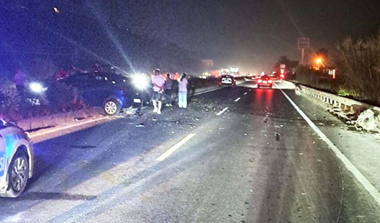  Karşı şeride geçen otomobil iki araca çarptı: 2 ölü, 7 yaralı