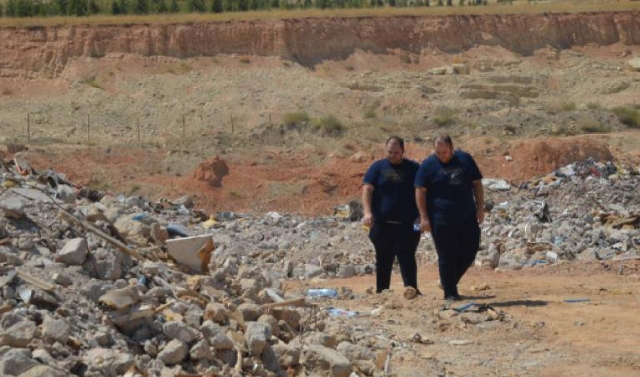 Depremzede ikizler yıkıntılar arasında anılarını arıyor