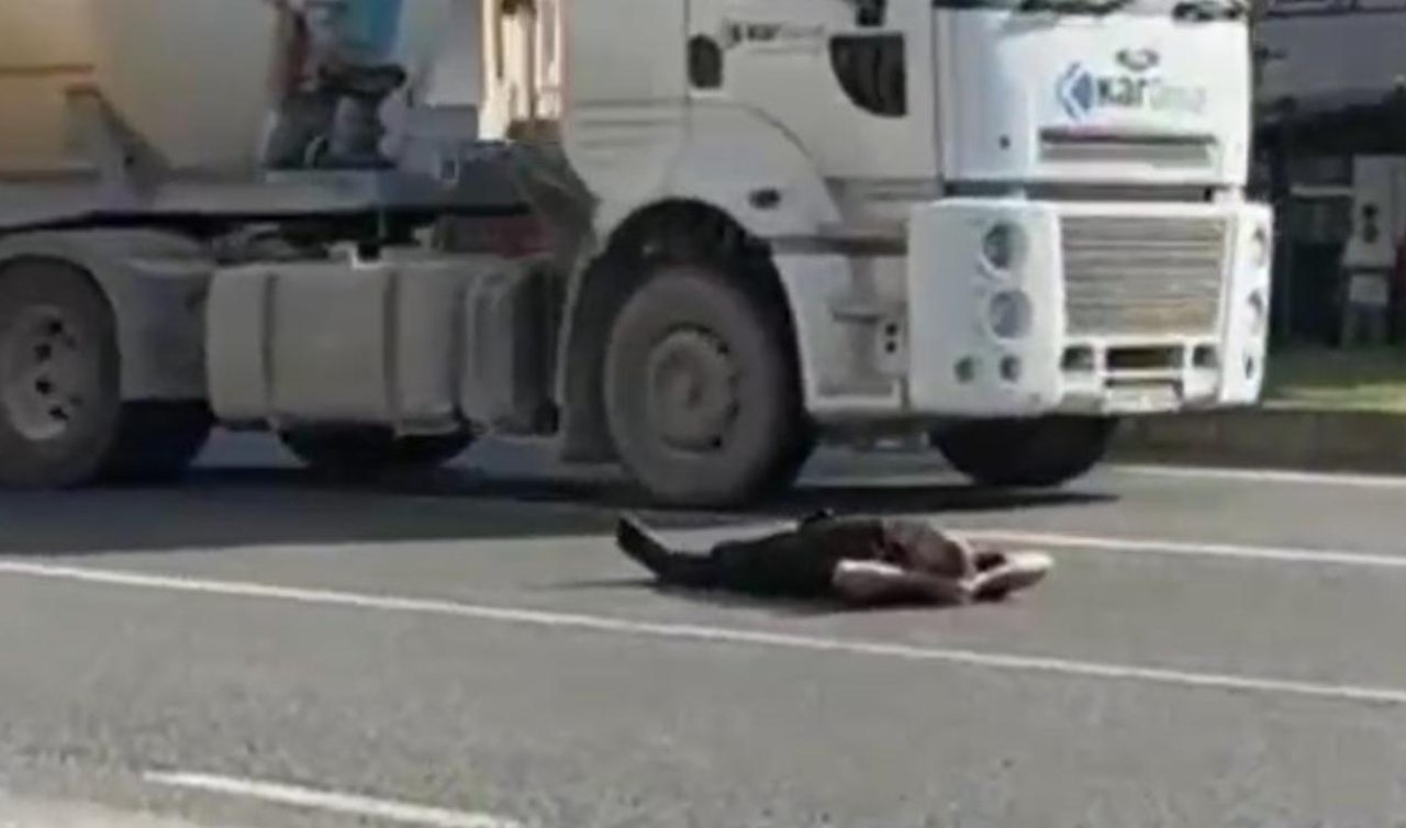  Yolun ortasına uzandı: canını hiçe saydı!