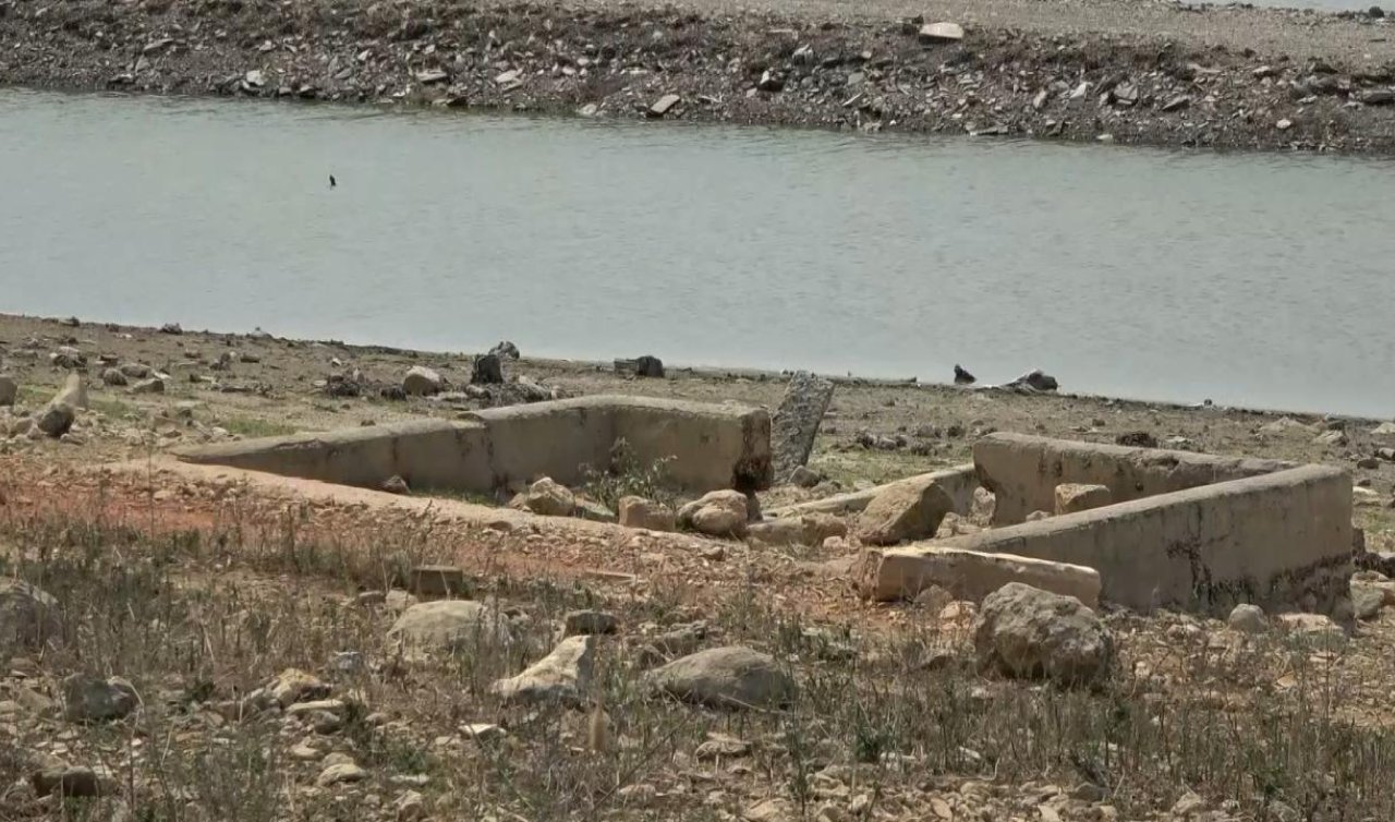 Sular çekildi! Asırlık mezar ortaya çıktı