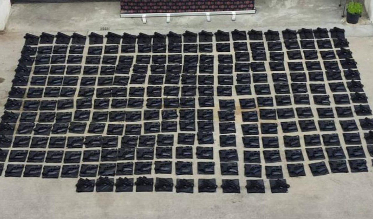Bir araçta 250 ruhsatsız tabanca ele geçirildi