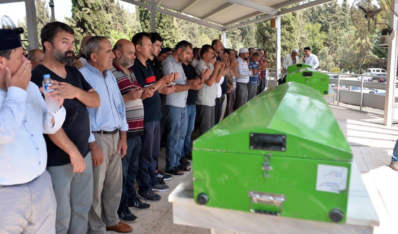 Kazada ölen anne kızı ve ikiz kardeşi toprağa verildi