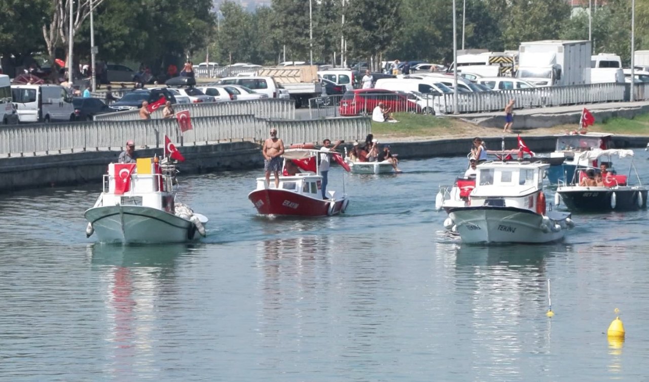 Onlarca tekneden Menekşe Sahili’nden Atatürk Köşkü’ne 30 Ağustos konvoyu 