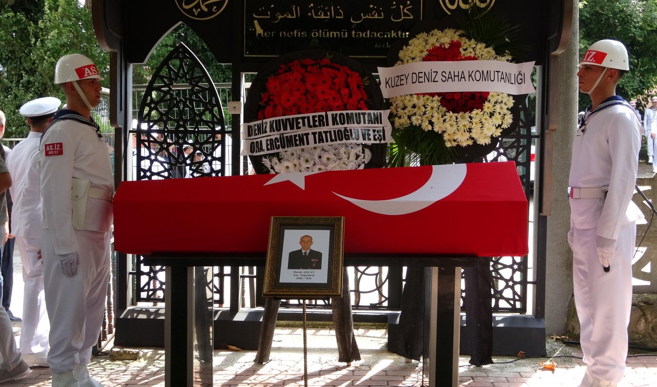 Emekliye ayrıldıktan 2 gün sonra yaşamını yitiren Tuğamiral Akçay toprağa verildi