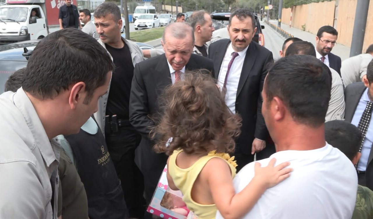 Cumhurbaşkanı Erdoğan çocuklara oyuncak dağıtıp çevredekilerle sohbet etti