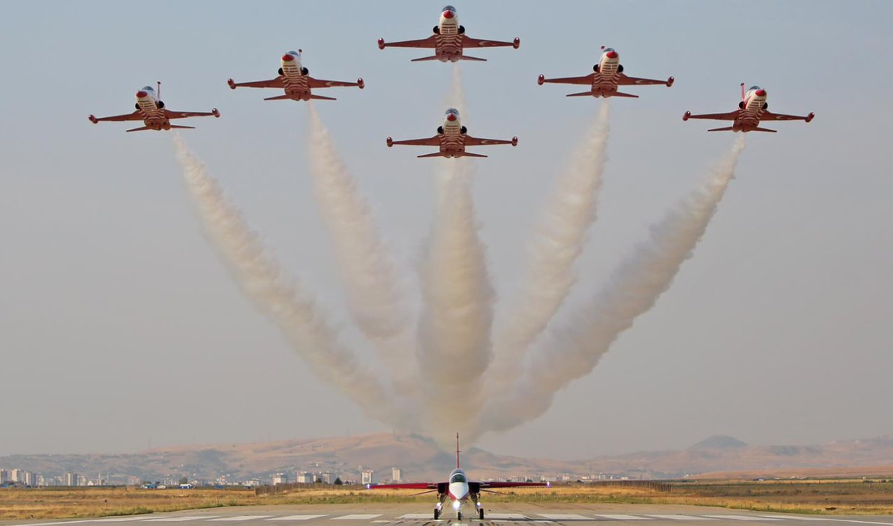 HÜRJET Türk Yıldızları ile tarihi uçuşa imza attı