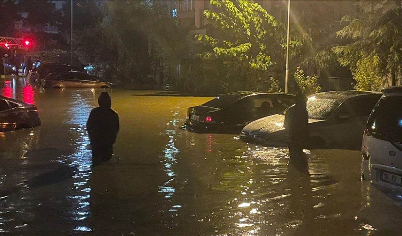 İstanbul Valiliği: Sel nedeniyle 2 kişi hayatını kaybetti 12 kişi yaralandı