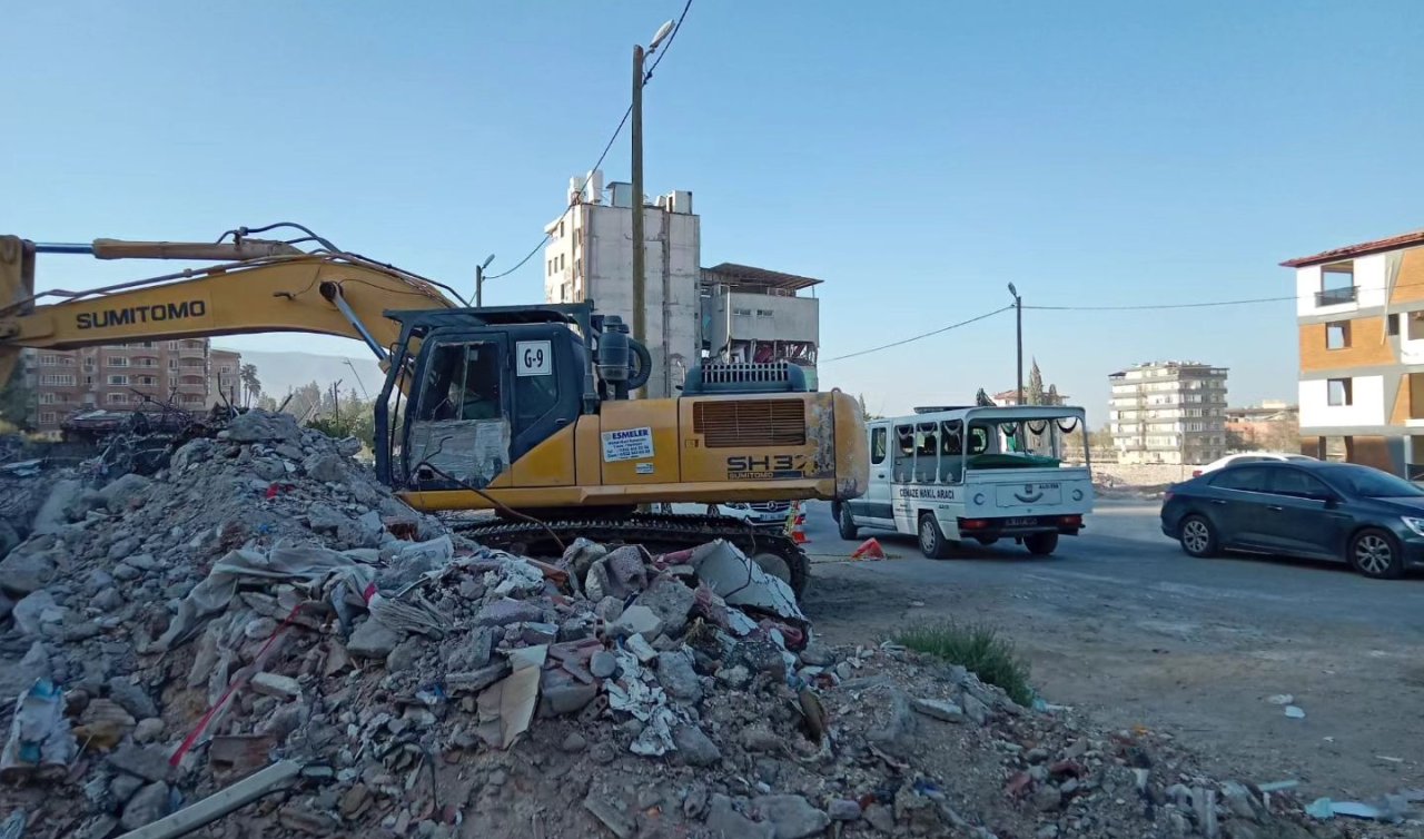 Depremin 215’inci gününde temel kazısında enkazdan ceset çıktı