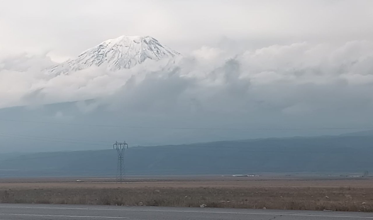  Ağrı Dağı’na mevsimin ilk karı yağdı