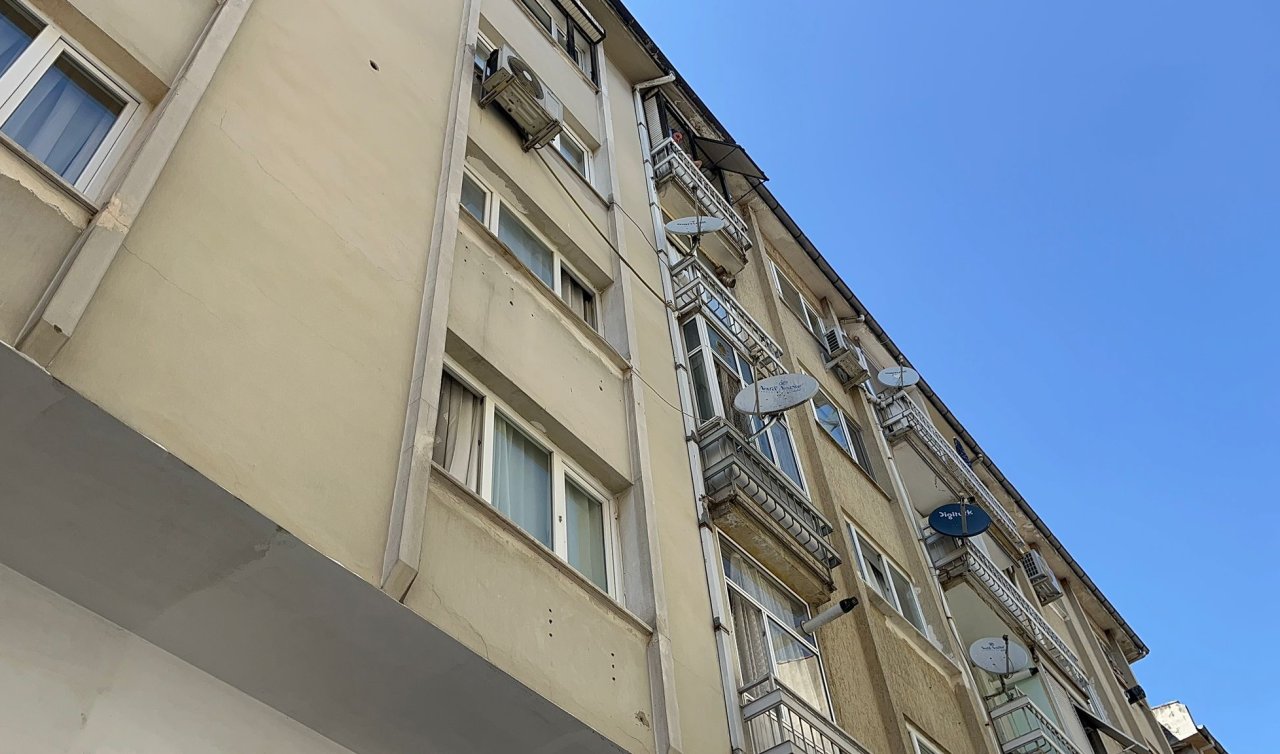 Tartıştığı sevgilisini 10 yaşındaki kızının gözü önünde öldürüp intihar etti