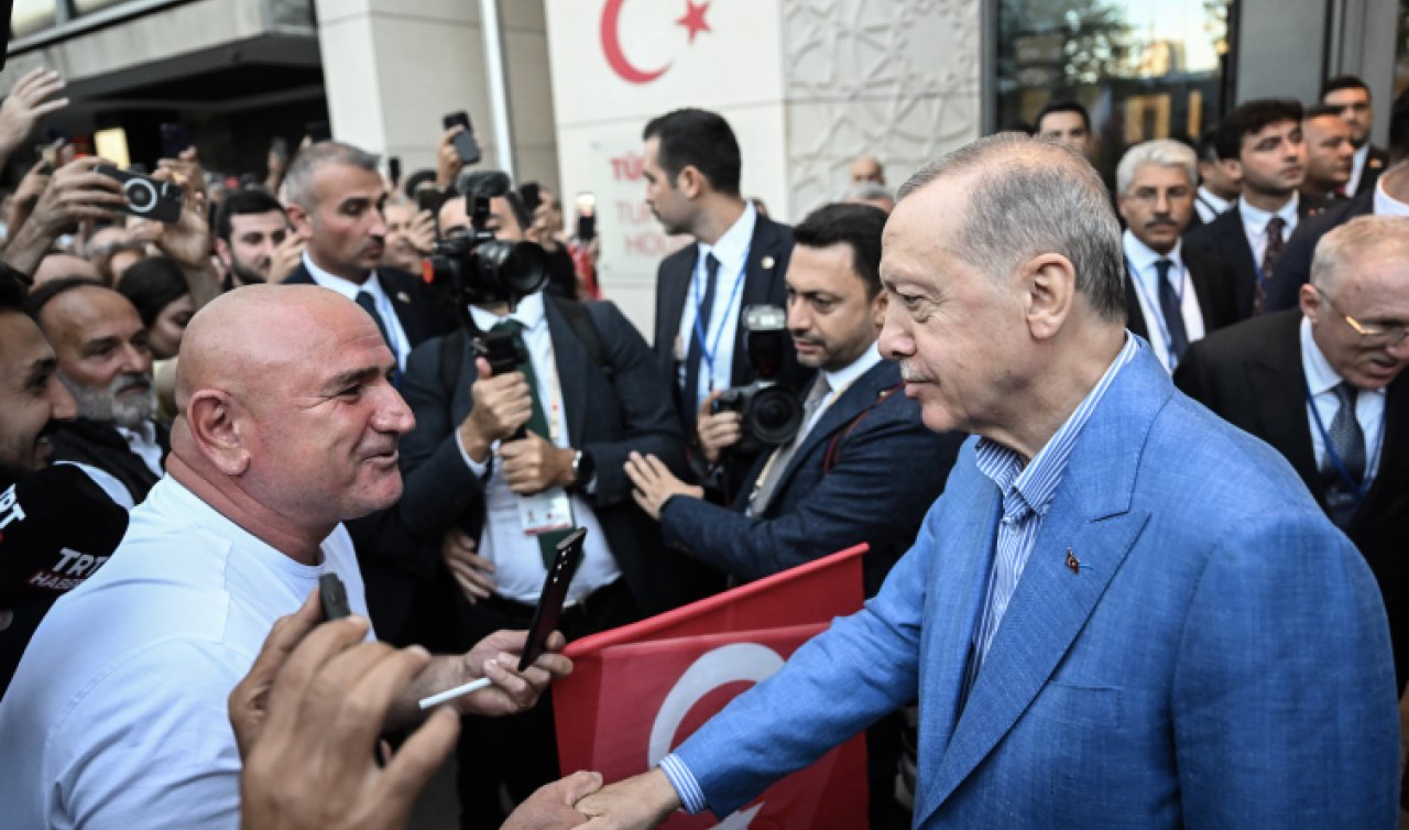  Cumhurbaşkanı Erdoğan Türkevi’nin önünde sevgiyle karşılandı