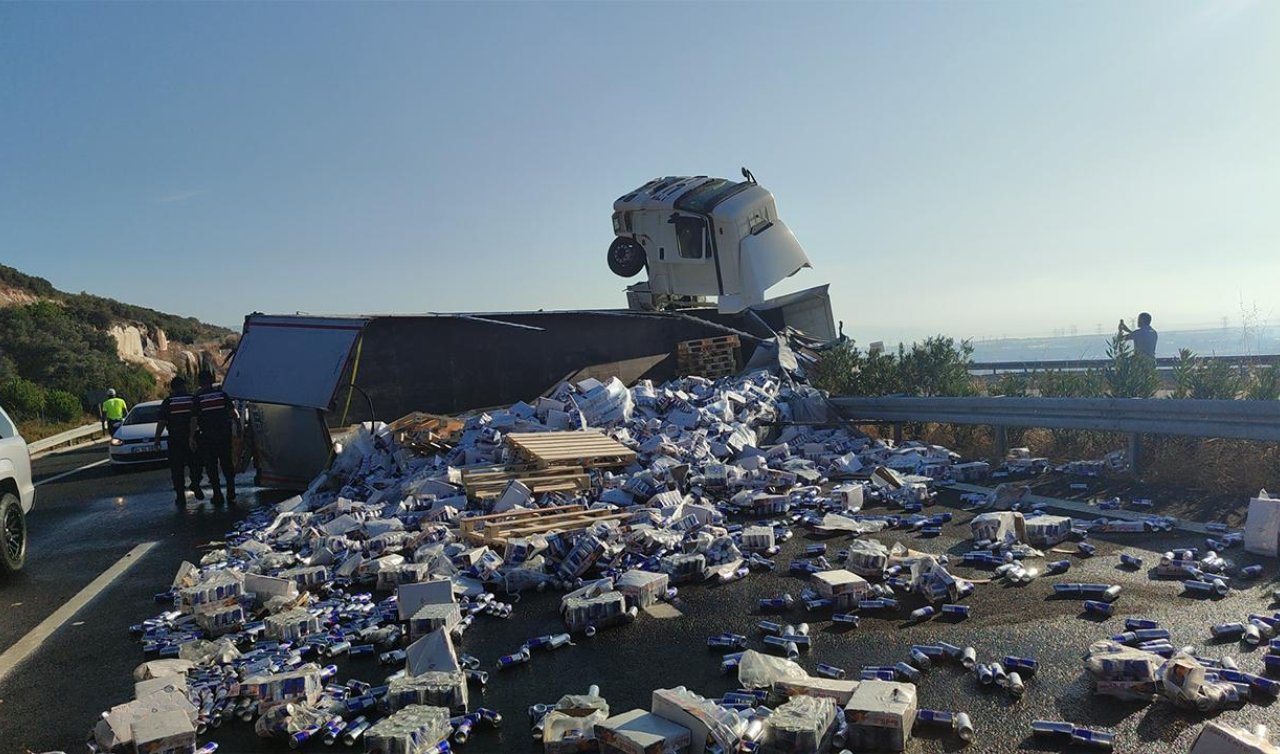 Tır devrildi! 25 ton enerji içeceği yola saçıldı