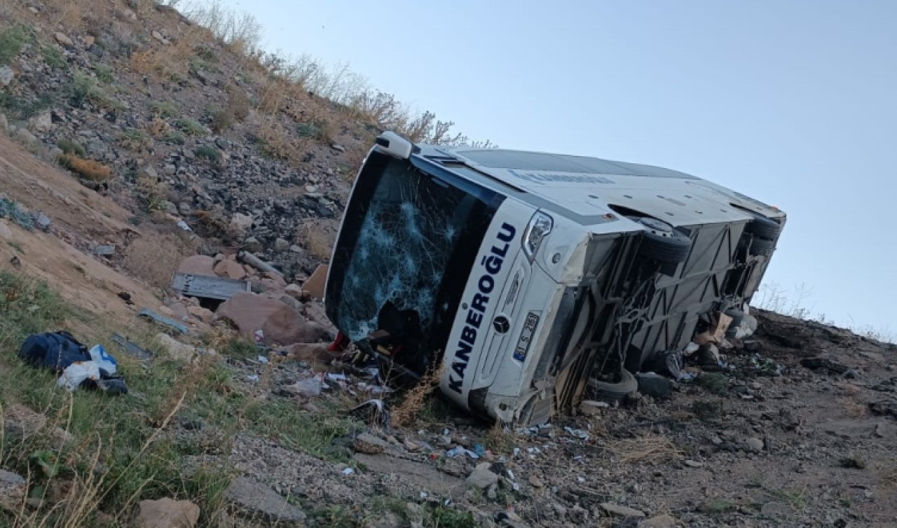 Yolcu otobüsü şarampole devrildi: 3 ölü 22 yaralı