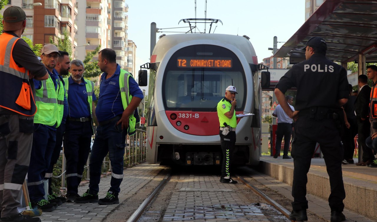 Görevliden kaçıp tramvaya ücretsiz binmek istedi! Altında can verdi