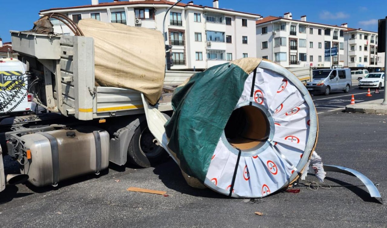 Tır kasasından yola devrilen 5 tonluk sac ulaşımı aksattı
