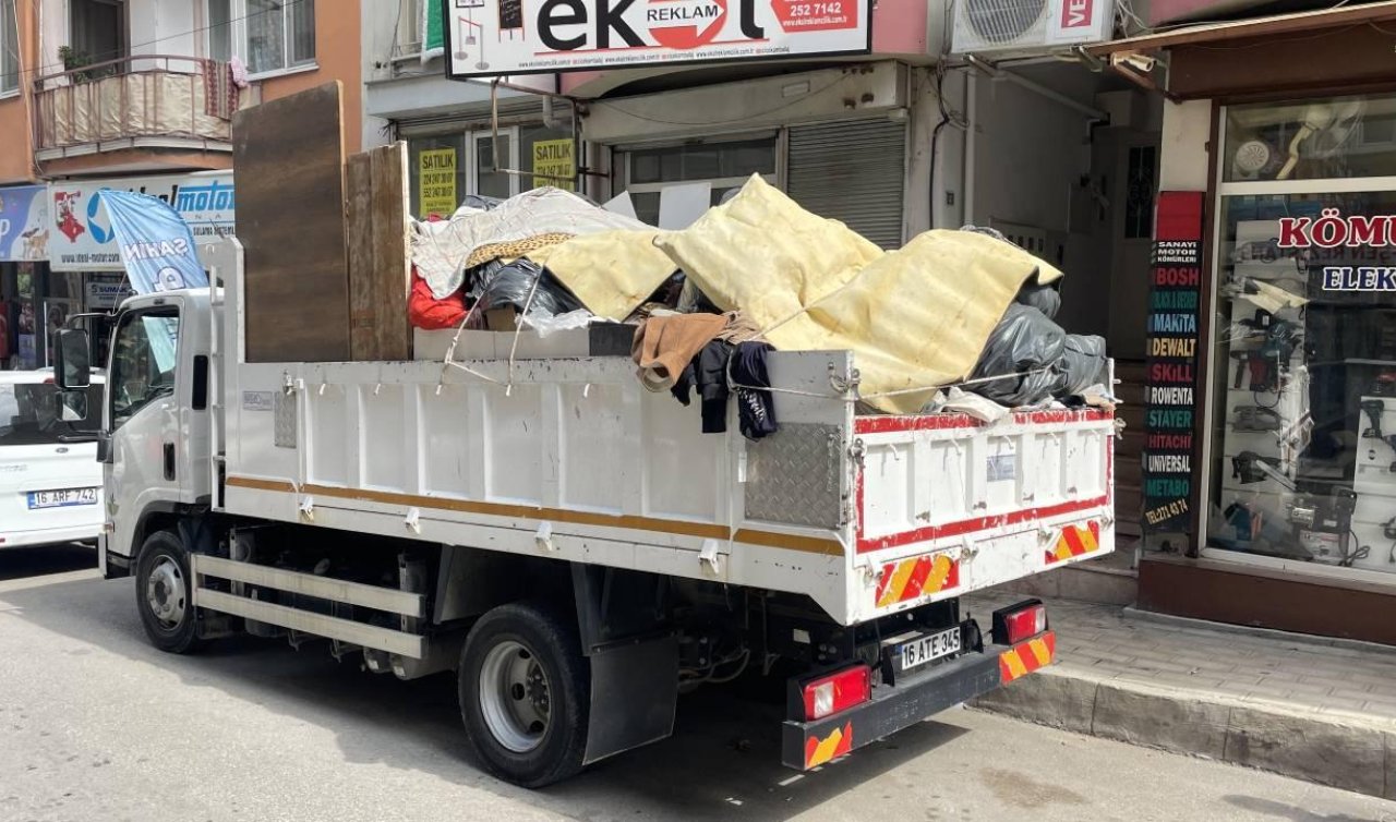 Kötü koku yayılan evden 3 kamyon atık çıktı