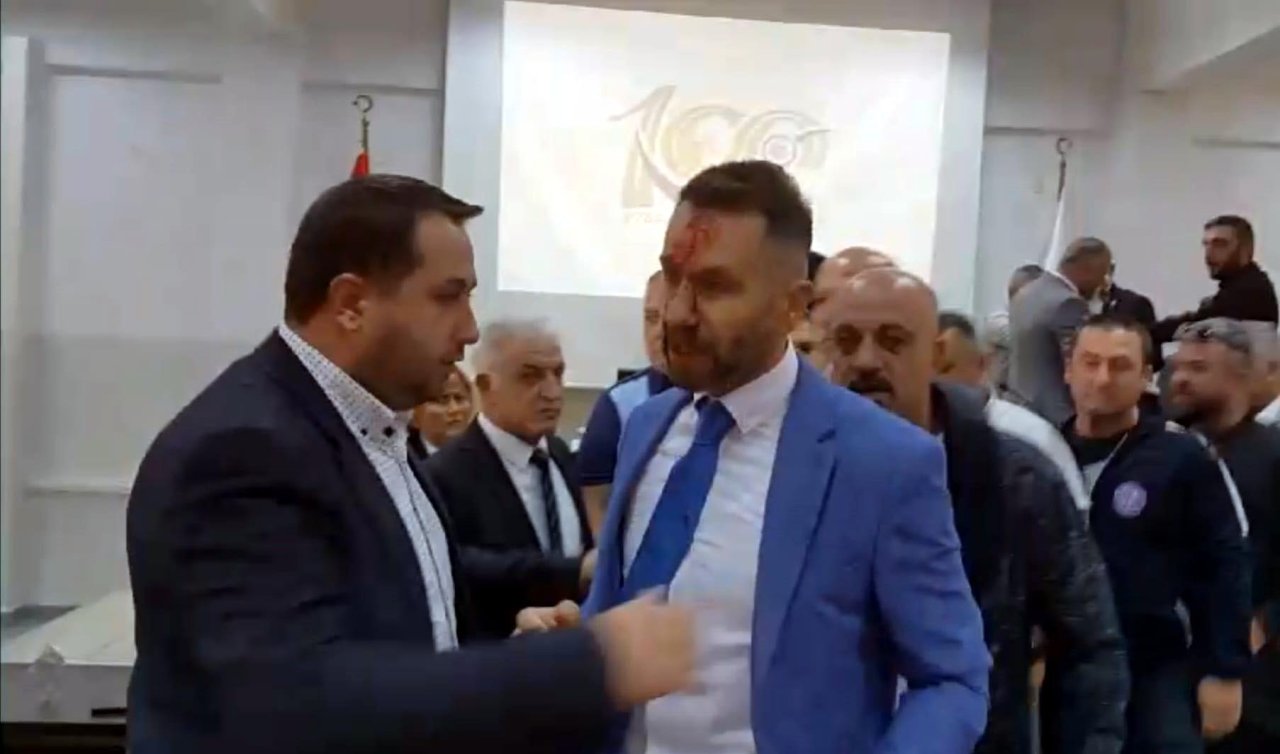 MHP’li belediye meclis üyesi tartıştığı CHP’li üyeye kafa atıp burnunu kırdı!