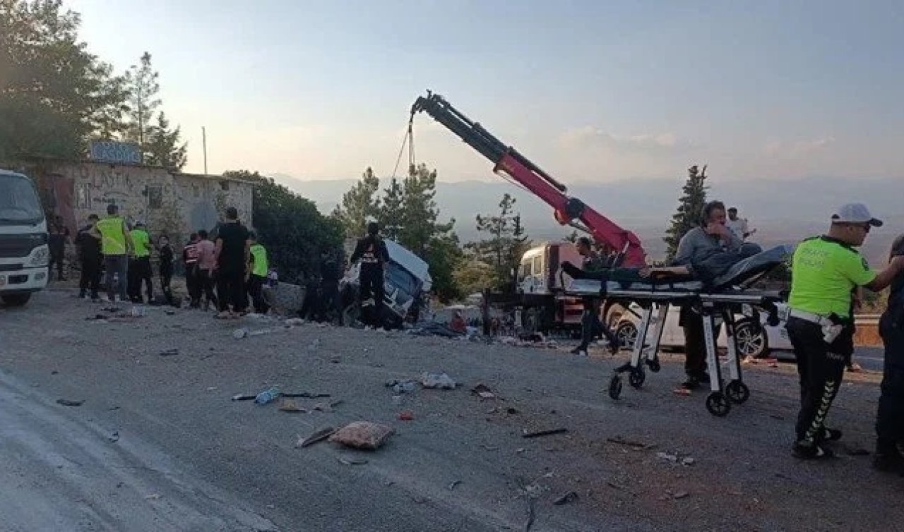 Feci kaza! Freni patlayan kamyon ölüm saçtı: 5 ölü, 17 yaralı