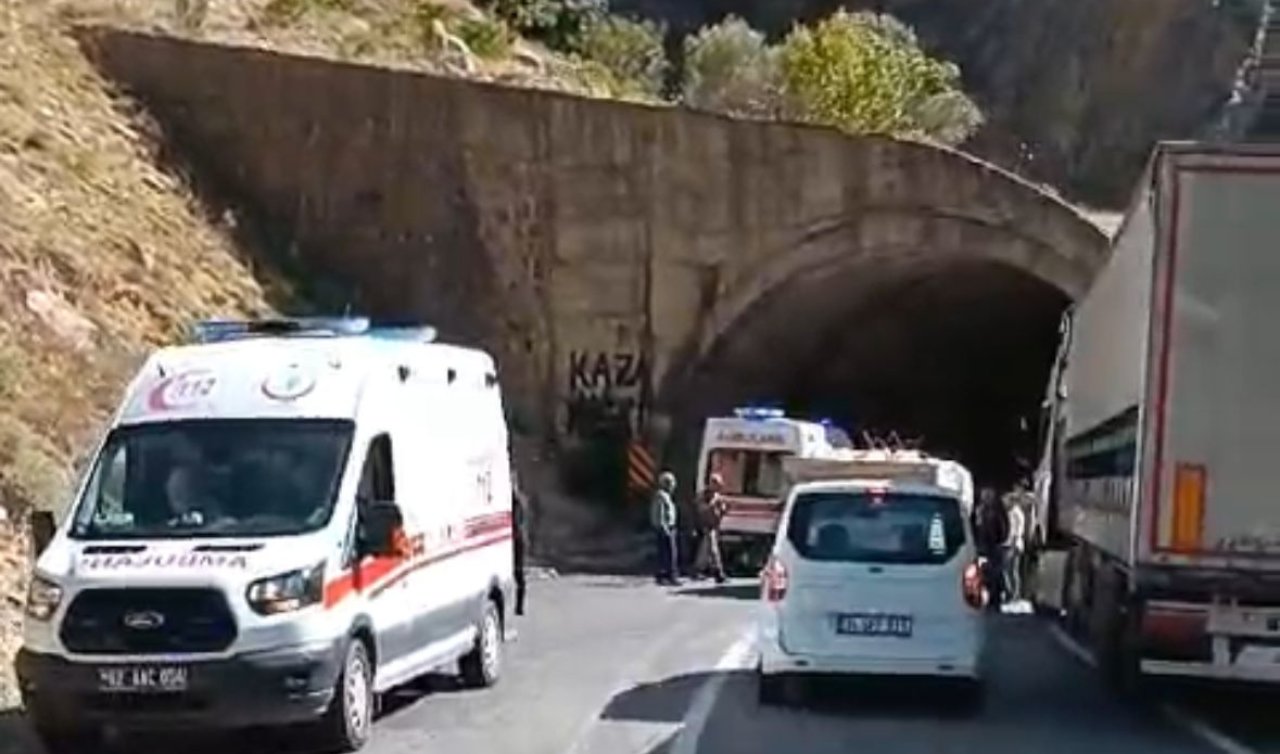  2 otomobil çarpıştı: 4’ü çocuk 11 yaralı