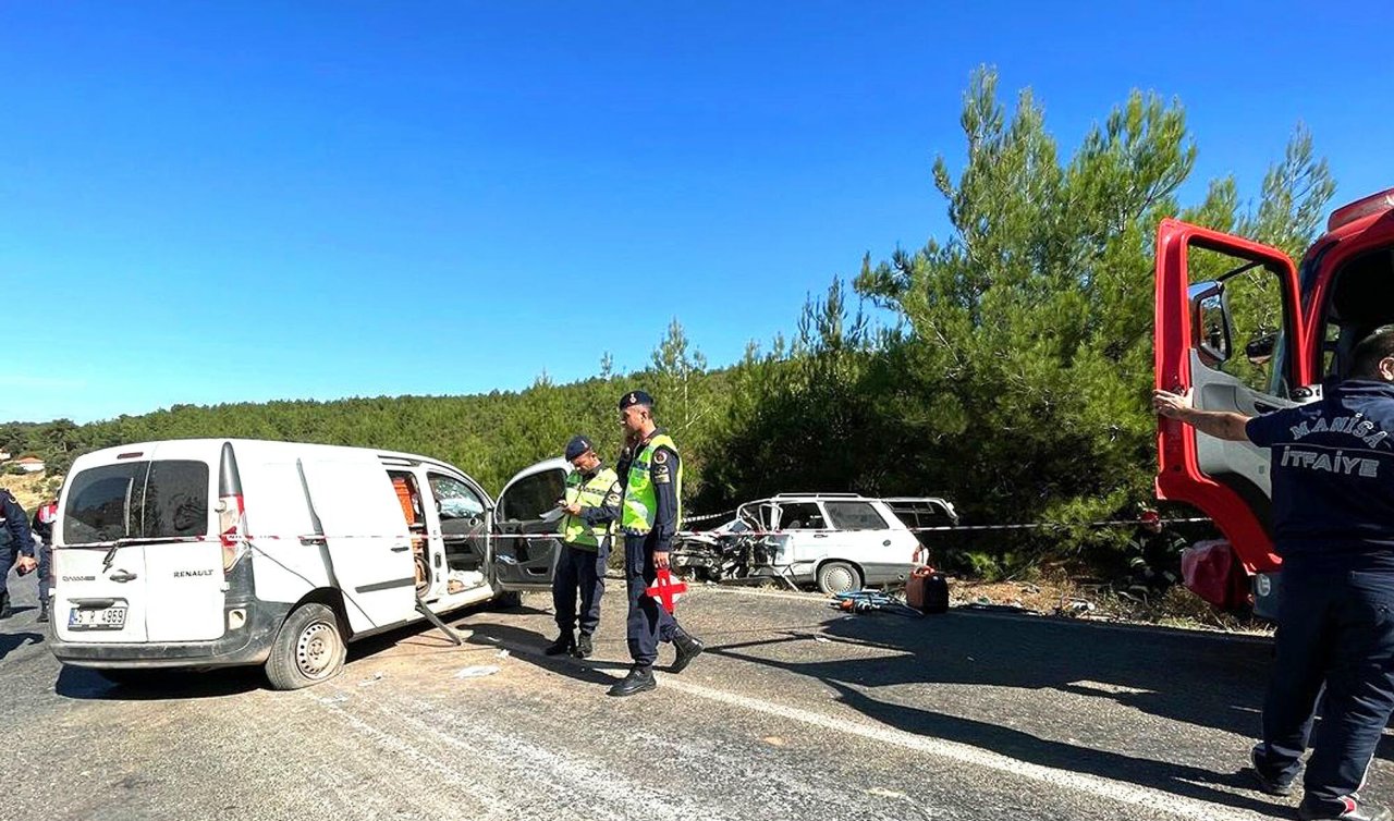 Otomobil ile hafif ticari araç çarpıştı: 2 ölü 3 yaralı