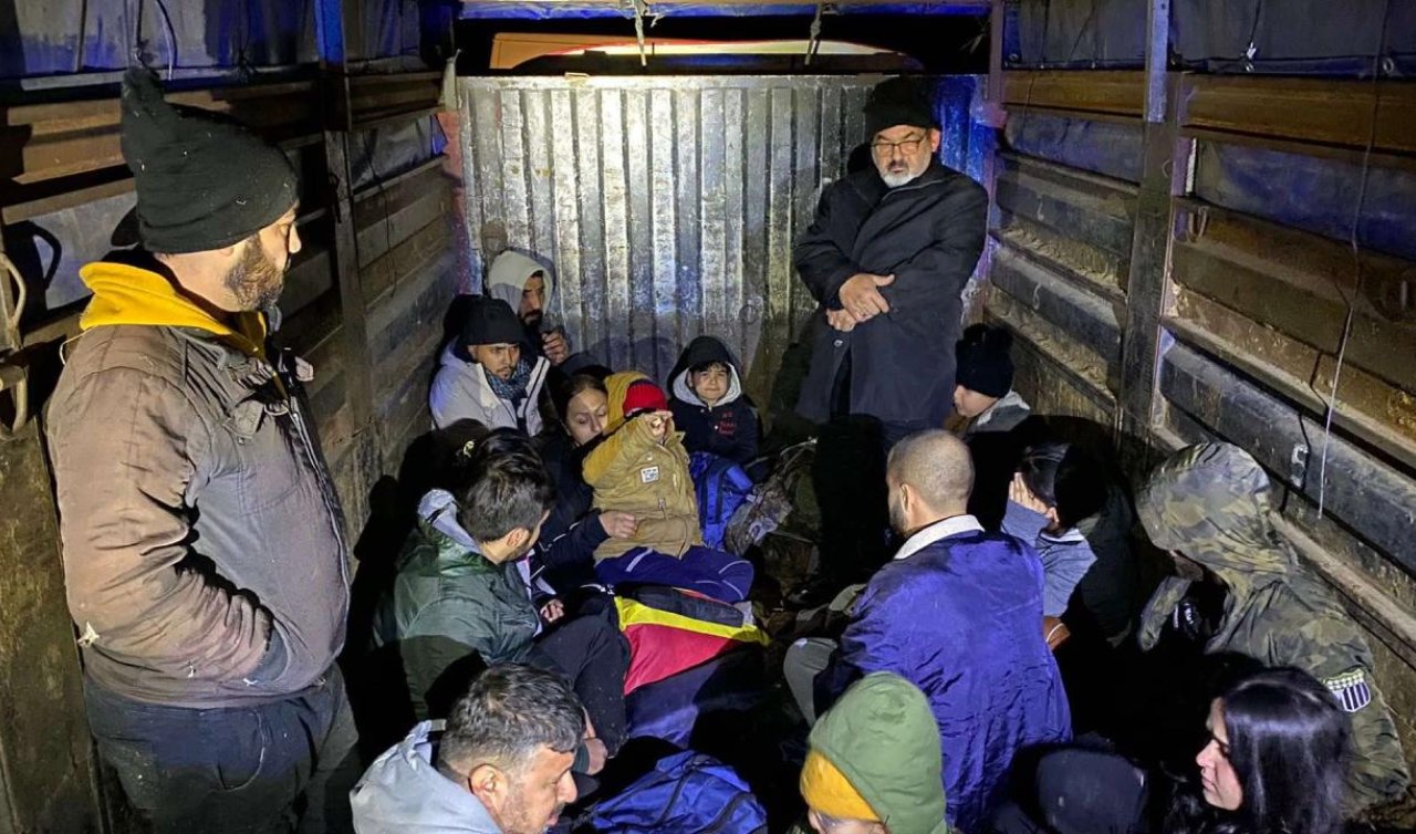Kamyon kasasında 17 düzensiz göçmen yakalandı
