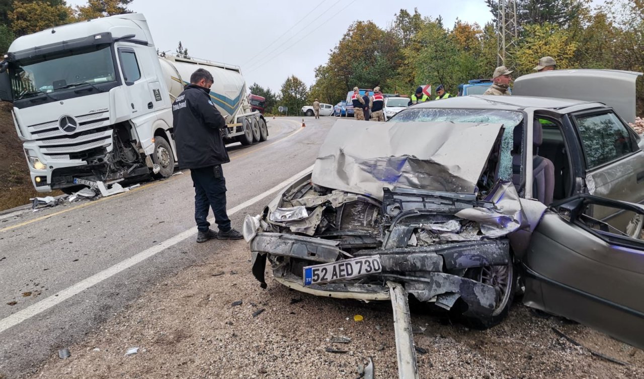 TIR ile otomobil kafa kafaya çarpıştı: 3 ölü 3 yaralı