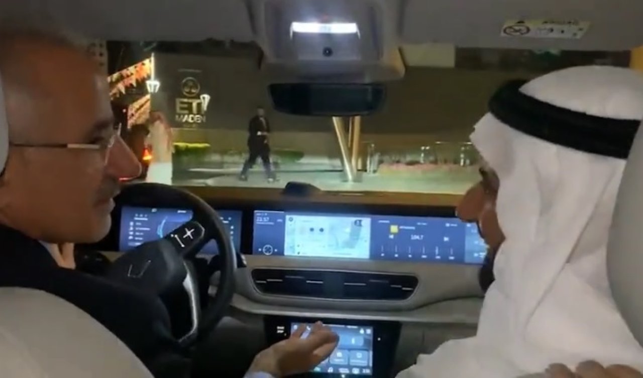 Bakan Uraloğlu Suudi Arabistan Hac ve Umre Bakanı er-Rabia’yı TOGG ile karşıladı