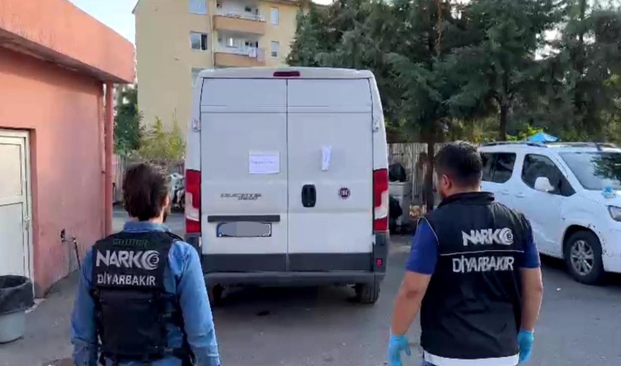 Polisten kaçan minibüste 257 kilo uyuşturucu ele geçirildi