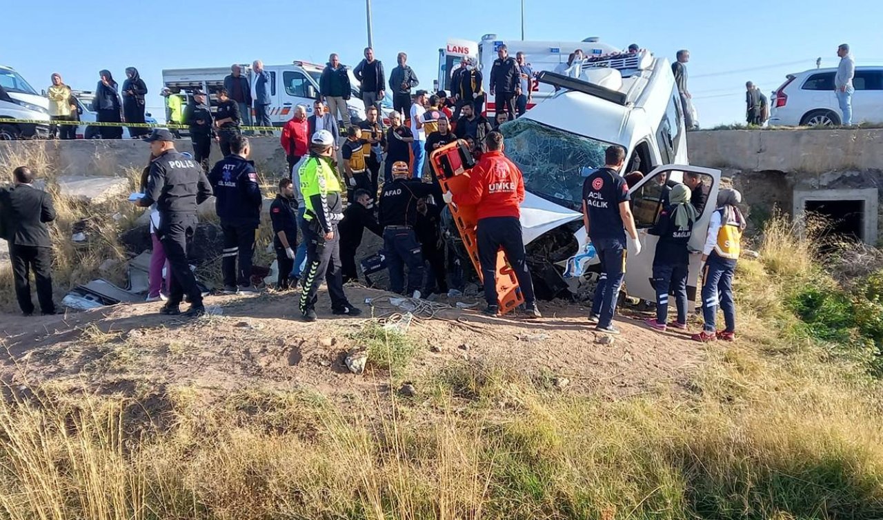 İşçi servisi ile kamyonet çarpıştı: 2 ölü, 19 yaralı