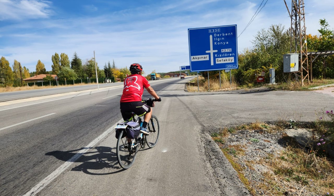 Beyşehir’de bisiklet tutkunu bir kişi 100. yıl anısına pedal çevirdi