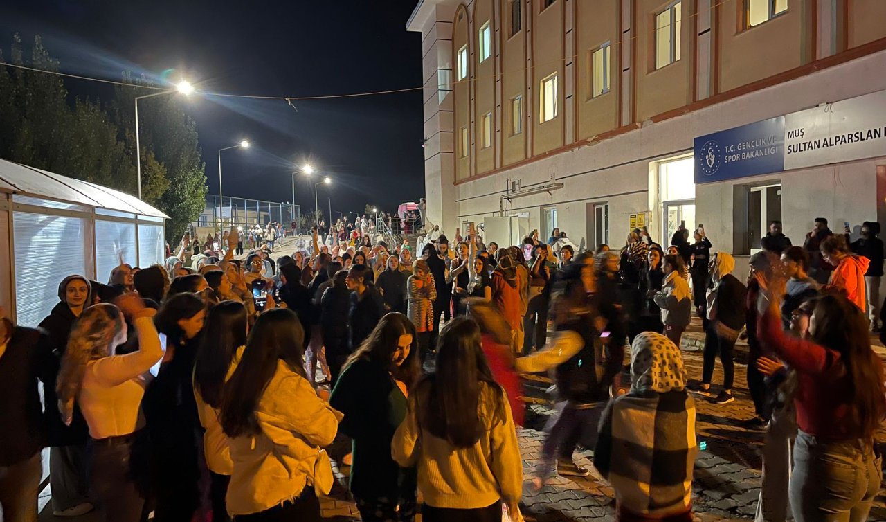 KYK kız yurdunda öğrencilerin asansörde mahsur kalmasına protesto