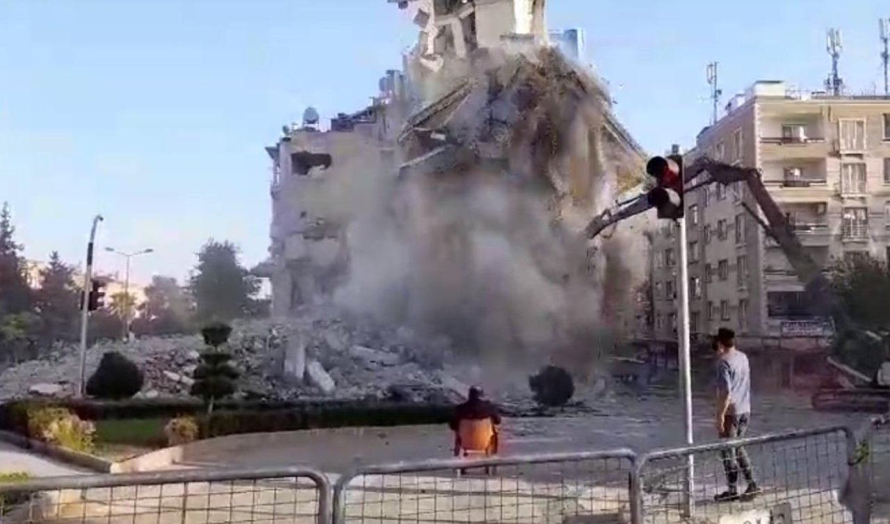 Ağır hasarlı bina yıkım sırasında çöktü