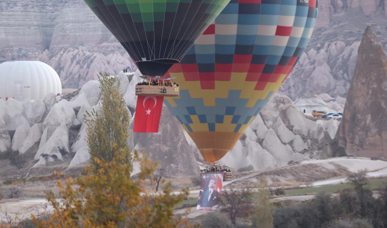 Kapadokya’da balonlar Türk bayrağı ve Atatürk posteriyle uçtu