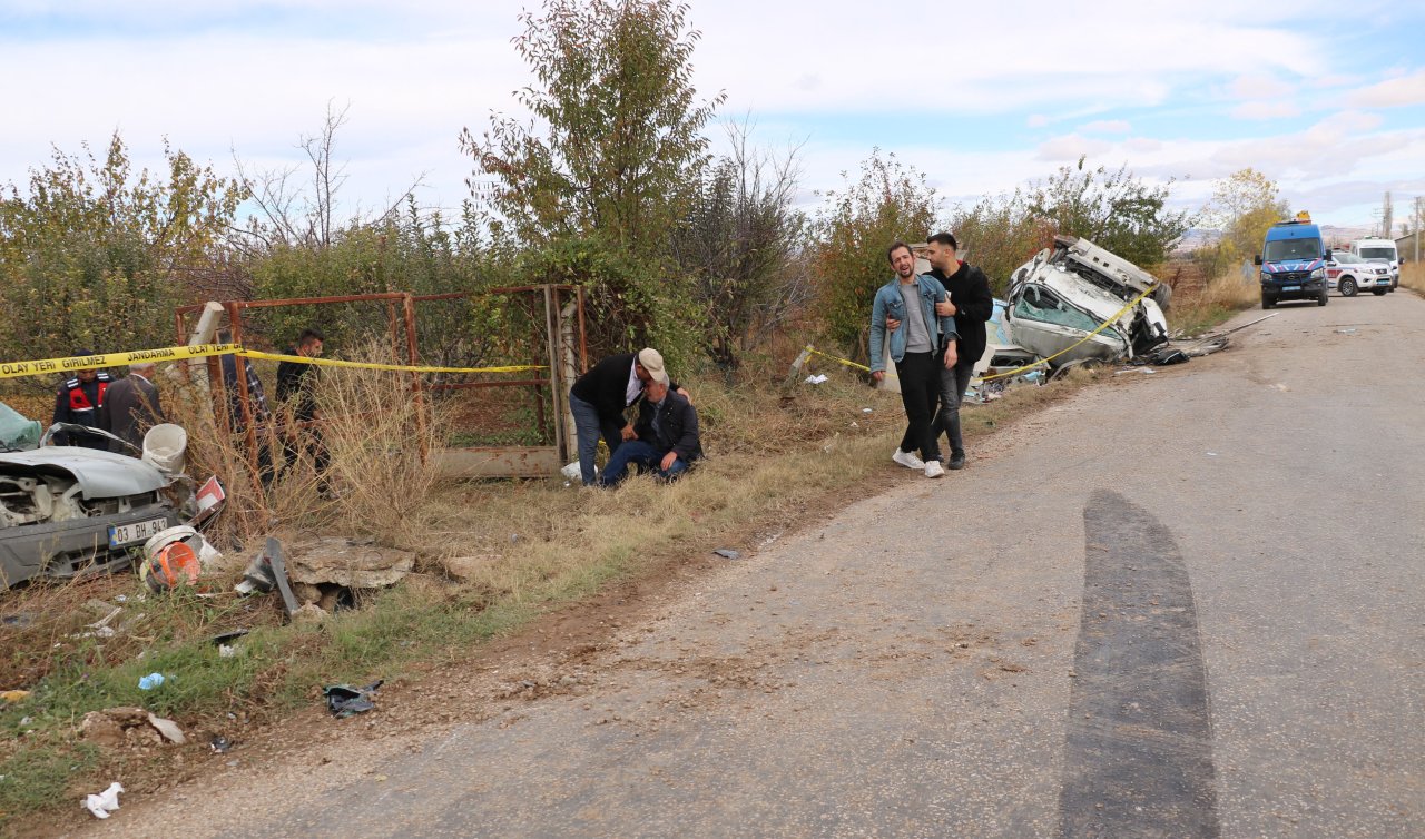 Kamyonetle hafif ticari araç çarpıştı; 2 ölü 3 yaralı 