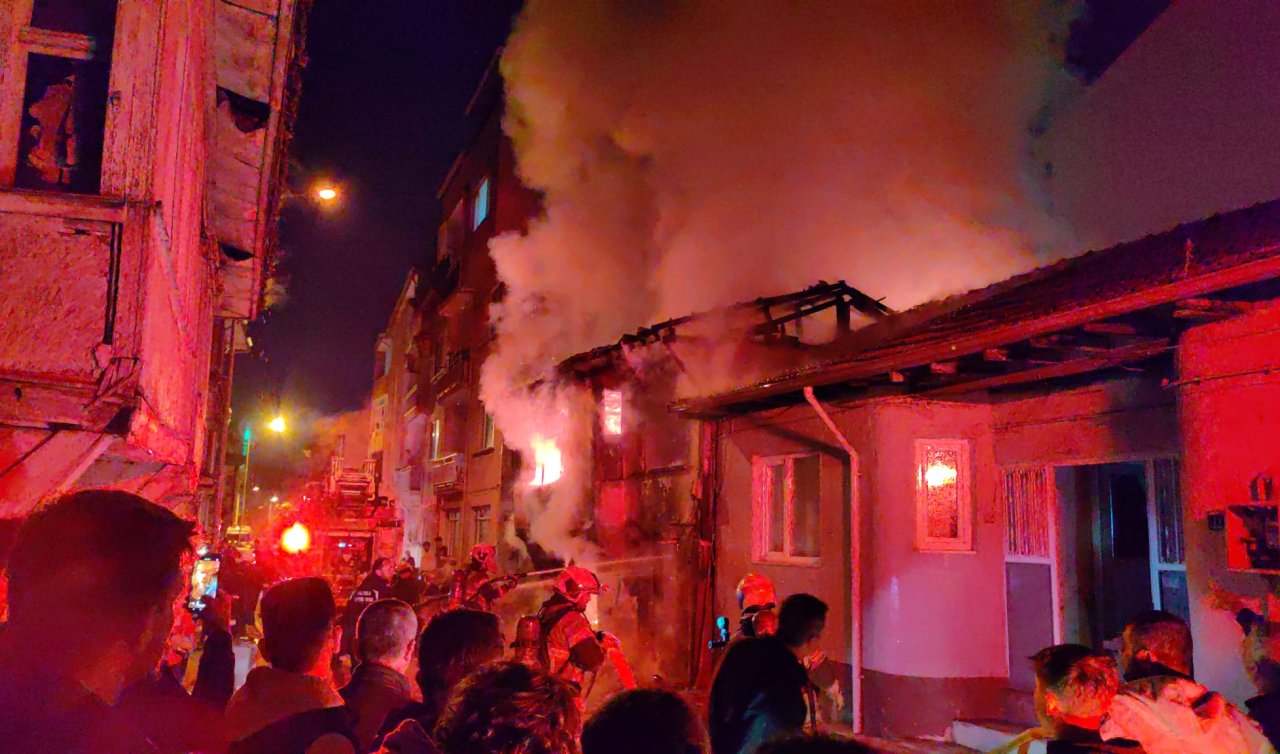 Elektrikli ısıtıcıdan çıkan yangında 2 katlı ev harabeye döndü: 1 yaralı 