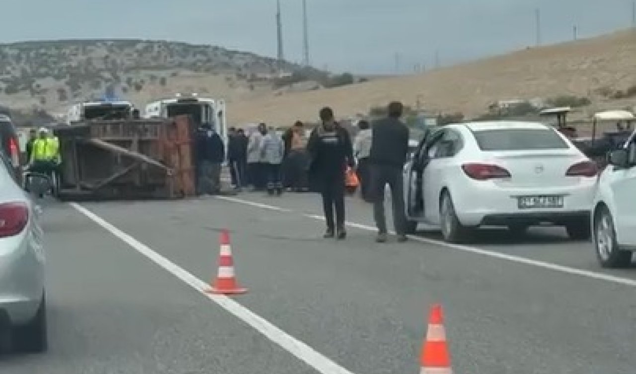 TIR traktöre çarptı: 1 ölü 1 yaralı