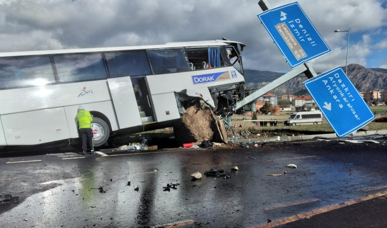 Turistleri taşıyan otobüs otomobille çarpıştı: Kaza sonucu 20 yaralı!