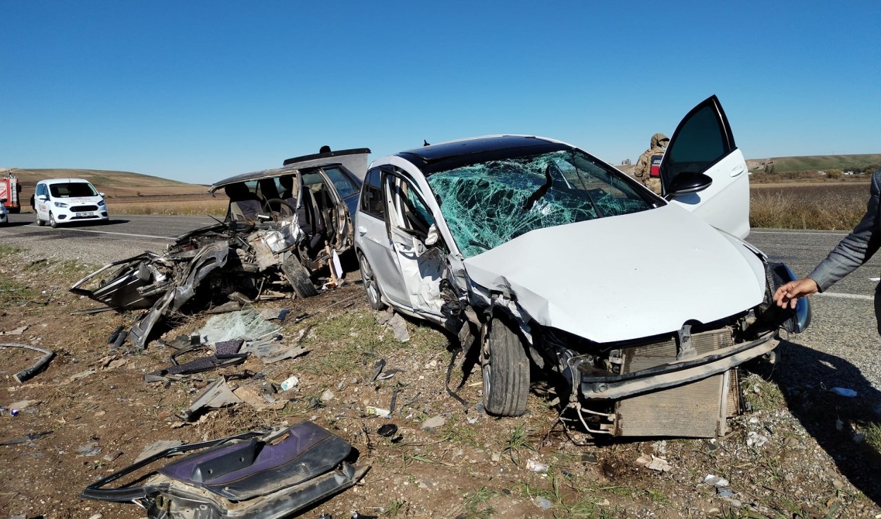 Otomobiller çarpıştı: 2 ölü 1 yaralı