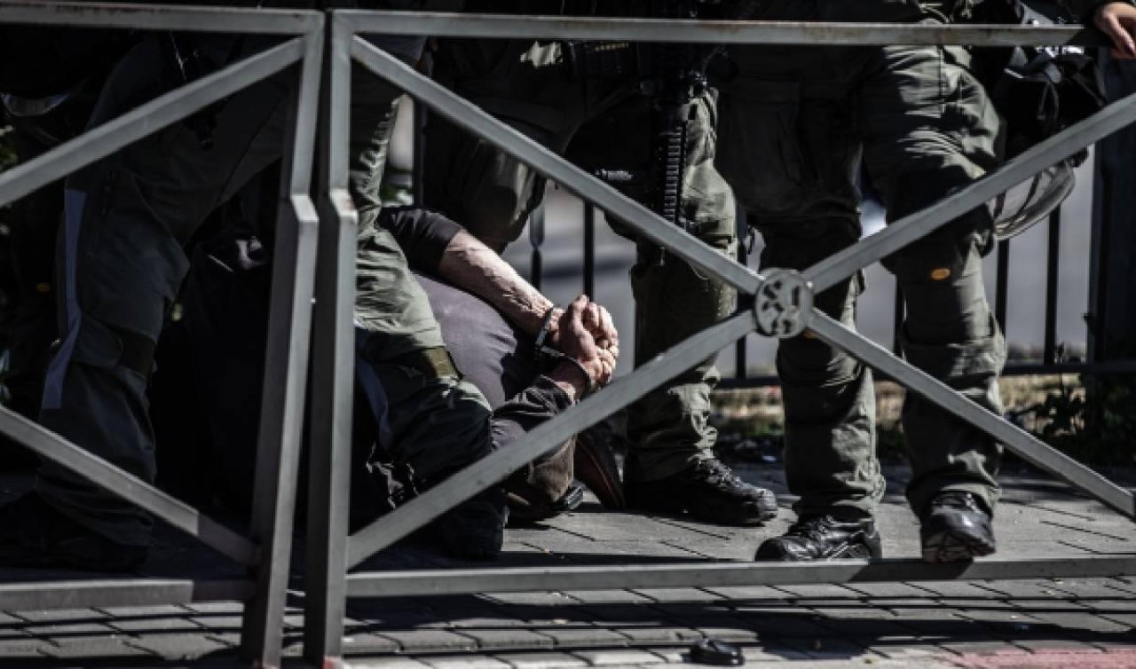 İsrail, işgal altındaki Batı Şeria’da 60 Filistinliyi gözaltına aldı