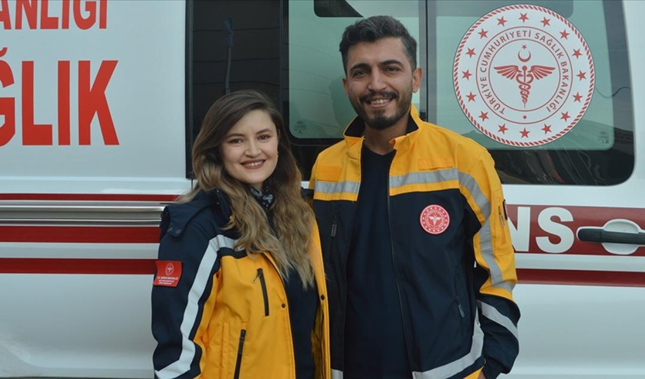 Depremzede sağlık çalışanı çift aynı ambulansta birbirlerine güç veriyor 
