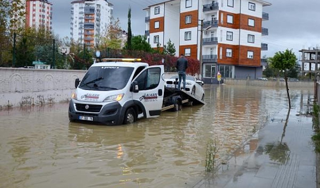 Kuvvetli yağış evlerin bahçeleri ile seraları su bastı!
