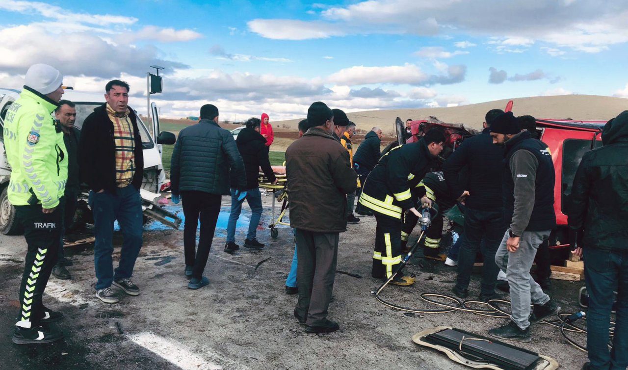 Konya’da hafif ticari araçla çarpışan otomobilin sürücüsü öldü!