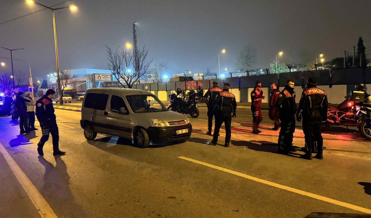 Hafif ticari araçla çarpışan 2 motosikletteki 4 yunus polisi hafif yaralandı