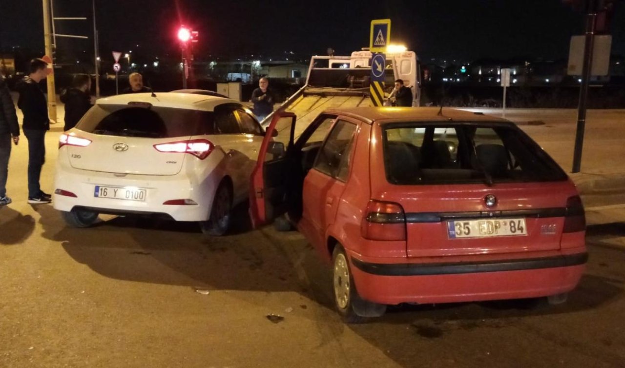 Çarpışan iki otomobildeki 5 kişi yaralandı