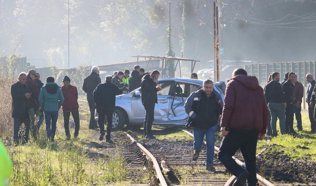 Hemzemin geçitte otomobile yük treni çarptı: 3 yaralı