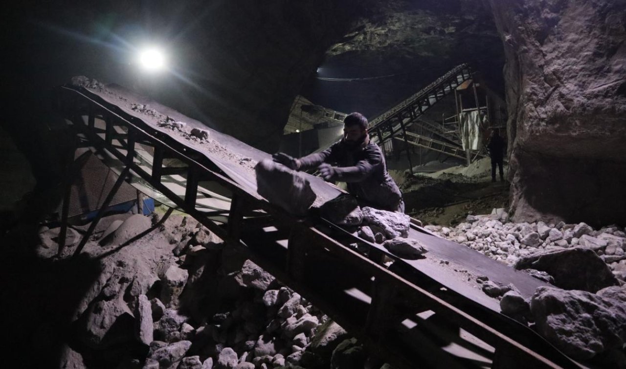 Buzlanmaya karşı karayollarına dökmek için günlük 500 ton tuz çıkarılıyor